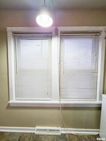 1037 E 3RD Street, Flora, IL 62839