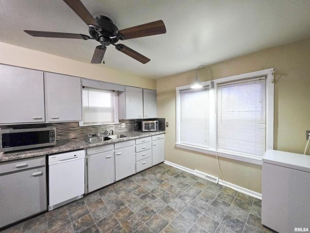 1037 E 3RD Street, Flora, IL 62839