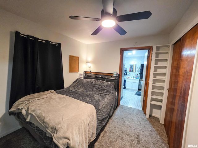 1037 E 3RD Street, Flora, IL 62839