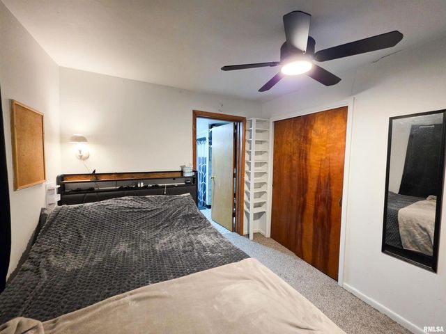 1037 E 3RD Street, Flora, IL 62839