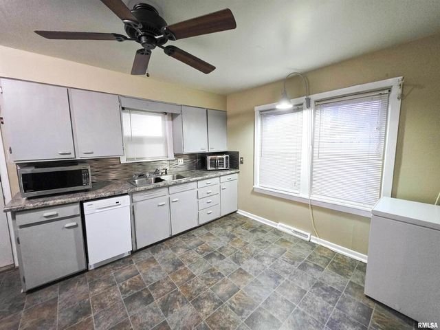 1037 E 3RD Street, Flora, IL 62839