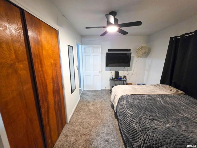 1037 E 3RD Street, Flora, IL 62839