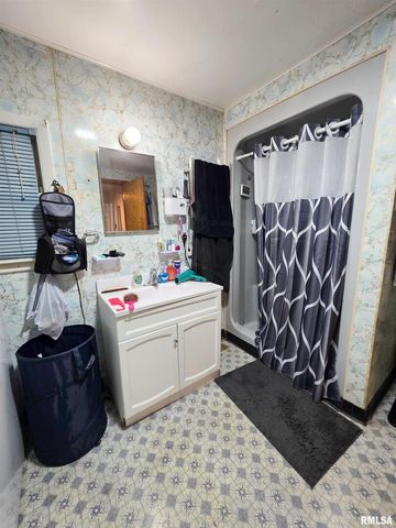 1037 E 3RD Street, Flora, IL 62839