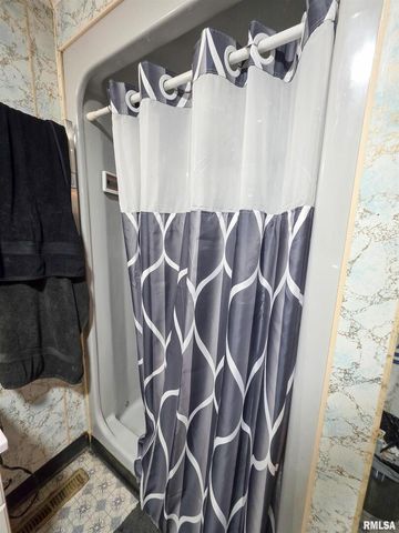 1037 E 3RD Street, Flora, IL 62839