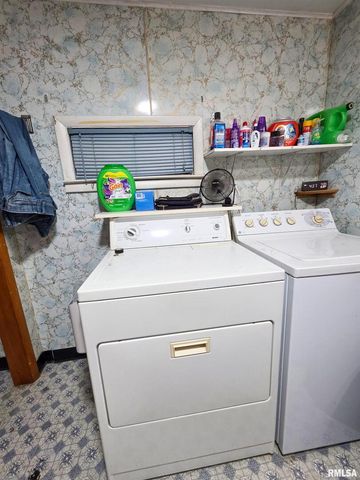 1037 E 3RD Street, Flora, IL 62839