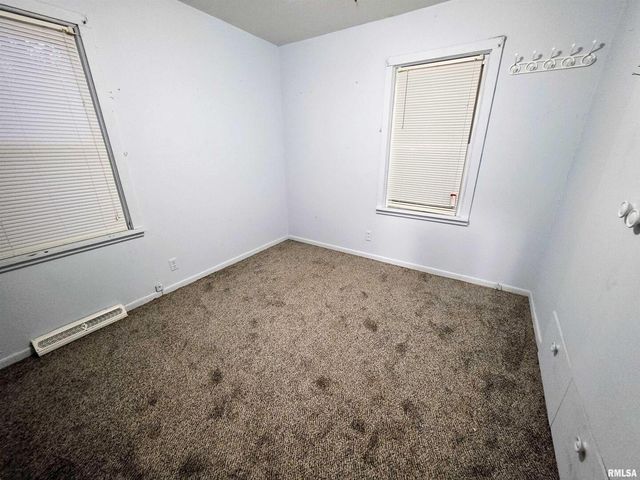 1037 E 3RD Street, Flora, IL 62839