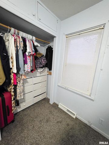 1037 E 3RD Street, Flora, IL 62839