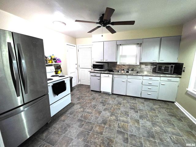 1037 E 3RD Street, Flora, IL 62839