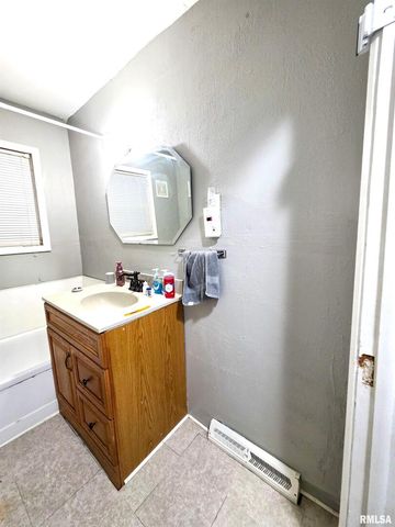 1037 E 3RD Street, Flora, IL 62839