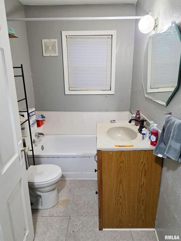 1037 E 3RD Street, Flora, IL 62839