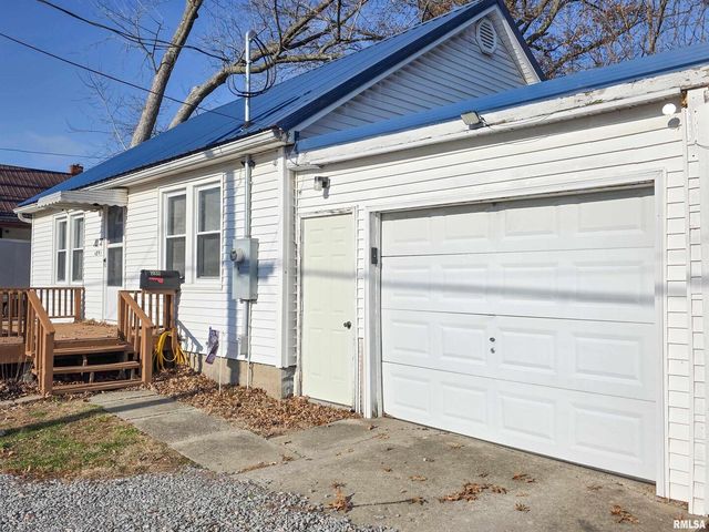 1037 E 3RD Street, Flora, IL 62839