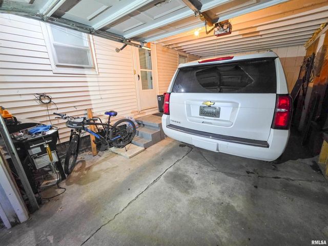 1037 E 3RD Street, Flora, IL 62839