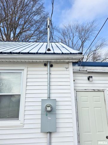 1037 E 3RD Street, Flora, IL 62839