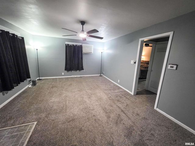 1037 E 3RD Street, Flora, IL 62839