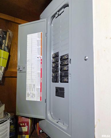 1037 E 3RD Street, Flora, IL 62839