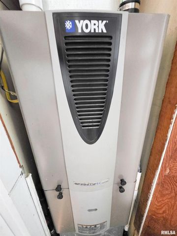 1037 E 3RD Street, Flora, IL 62839