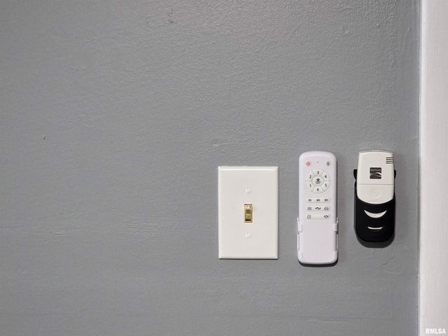 1037 E 3RD Street, Flora, IL 62839