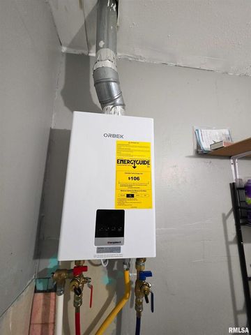 1037 E 3RD Street, Flora, IL 62839