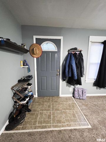 1037 E 3RD Street, Flora, IL 62839