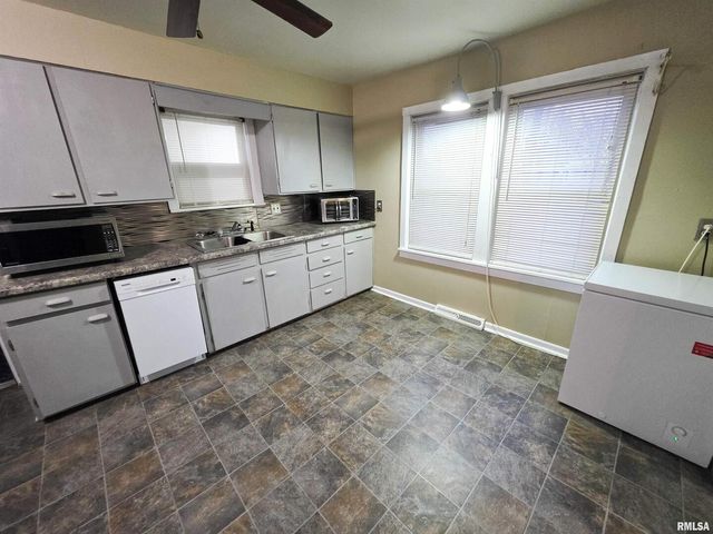 1037 E 3RD Street, Flora, IL 62839