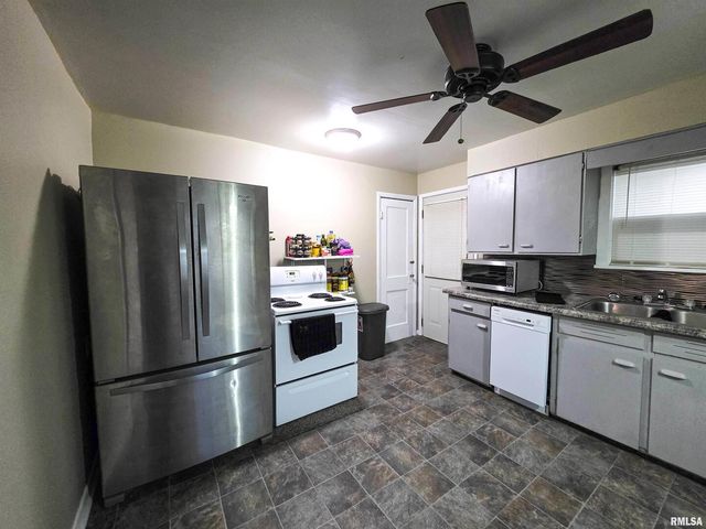 1037 E 3RD Street, Flora, IL 62839