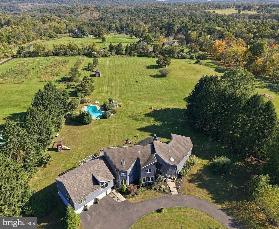 215 E DARK HOLLOW RD, PIPERSVILLE, PA 18947 — exterior