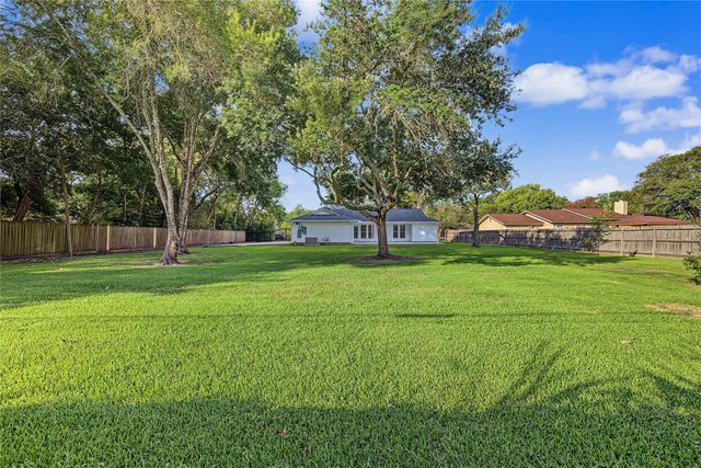 18307 Kings Row, Webster, TX 77058
