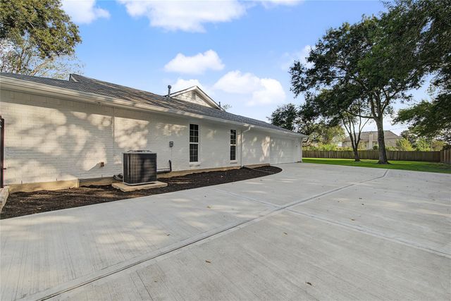 18307 Kings Row, Webster, TX 77058
