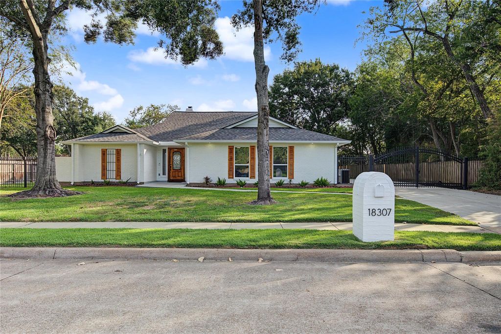 18307 Kings Row, Webster, TX 77058