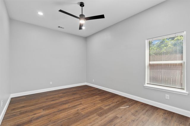 3301 Hanger Avenue, Fort Worth, TX 76105