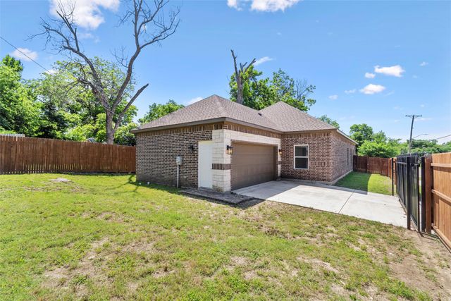 3301 Hanger Avenue, Fort Worth, TX 76105