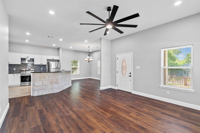3301 Hanger Avenue, Fort Worth, TX 76105