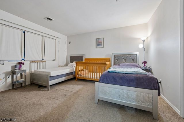 18 Maltese Dr, Fair Lawn Boro, NJ 07410