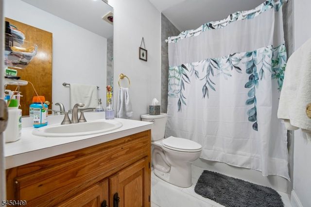 18 Maltese Dr, Fair Lawn Boro, NJ 07410