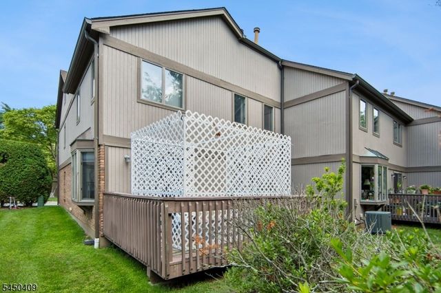 18 Maltese Dr, Fair Lawn Boro, NJ 07410