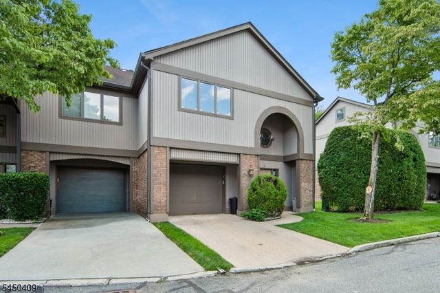 18 Maltese Dr, Fair Lawn Boro, NJ 07410