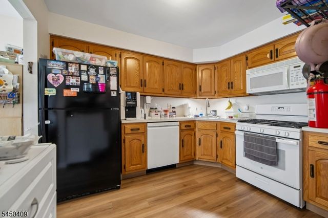 18 Maltese Dr, Fair Lawn Boro, NJ 07410