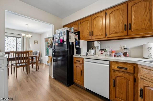 18 Maltese Dr, Fair Lawn Boro, NJ 07410