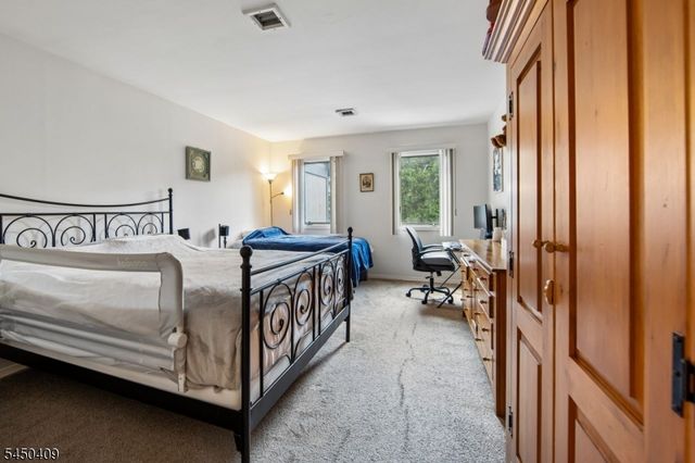 18 Maltese Dr, Fair Lawn Boro, NJ 07410