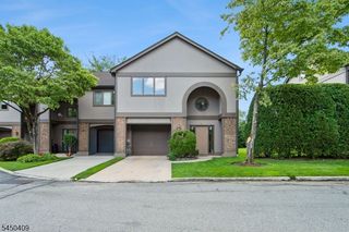 18 Maltese Dr, Fair Lawn Boro, NJ 07410