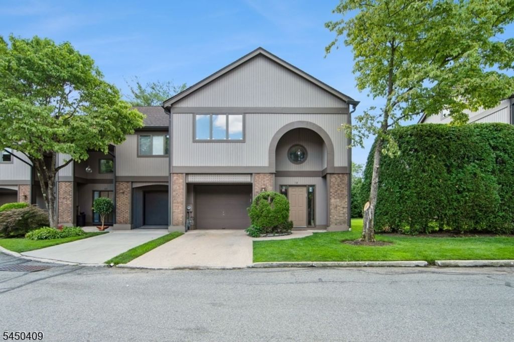 18 Maltese Dr, Fair Lawn Boro, NJ 07410