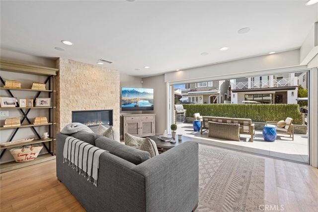 219 Diamond Avenue, Newport Beach, CA 92662