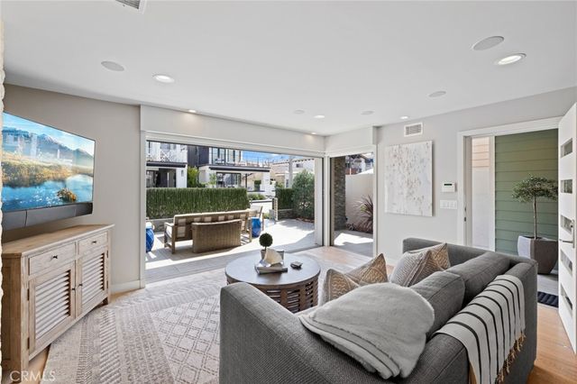 219 Diamond Avenue, Newport Beach, CA 92662