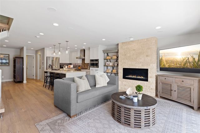 219 Diamond Avenue, Newport Beach, CA 92662