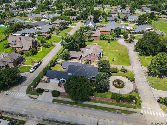 1301 Charlestowne Ln, Lake Charles, LA 70605