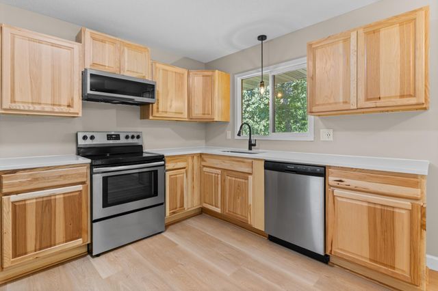 605 Pheasant Run, Burnsville, MN 55337