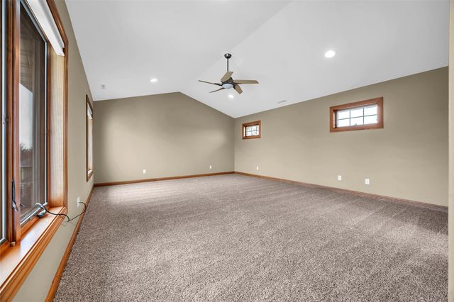 545 Evergreen Lane, Robins, IA 52328