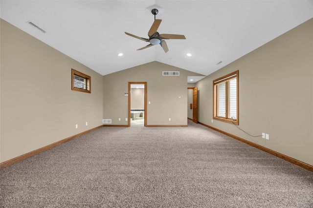 545 Evergreen Lane, Robins, IA 52328