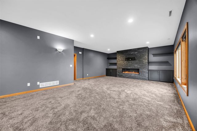 545 Evergreen Lane, Robins, IA 52328