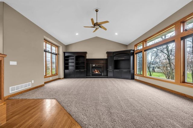 545 Evergreen Lane, Robins, IA 52328